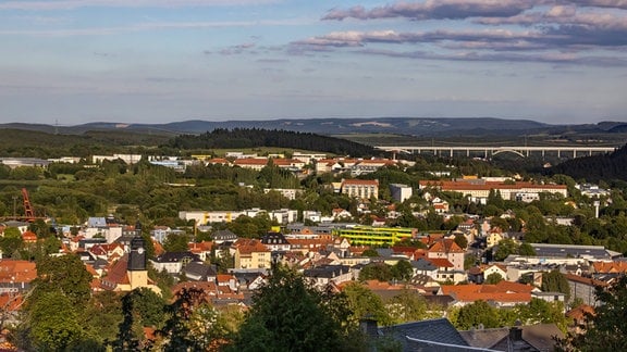 Ilmenau - Stadt Panorama mit Jakobuskirche Campus der Technischen Universität und ICE Ilmtalbrücke bei Langewiesen