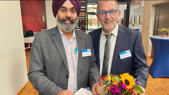 Indische und Deutsche Wissenschaftler und Studierende auf dem Gelände der Technischen Hochschule Ilmenau.