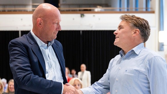 Der unterlegene Patrick Kurth (r) gratuliert Thomas Kemmerich beim Landesparteitag FDP Thüringen in der Festhalle für dessen Wiederwahl als Landesparteivorsitzender.