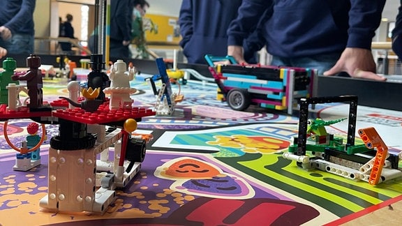 Legoroboter auf einem Tisch bei einem Wettbewerb