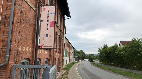 Ein Schild an einem Backsteingebäude mit der Aufschrift Porzellanmuseum.