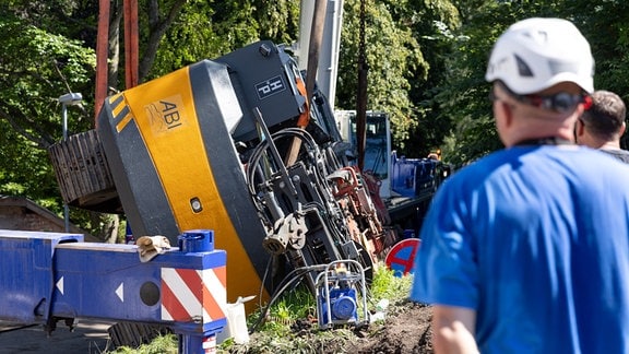 In Stützerbach wurde eine abgerutschte Baumaschine geborgen. Ein Schwerlasttransporter hatte die Maschine bei einem Unfall verloren.