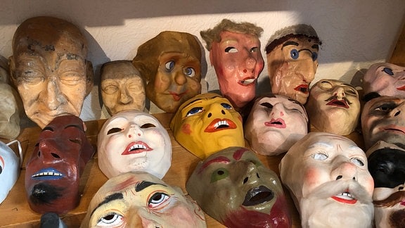 In Handarbeit hergestellte Masken in Museum