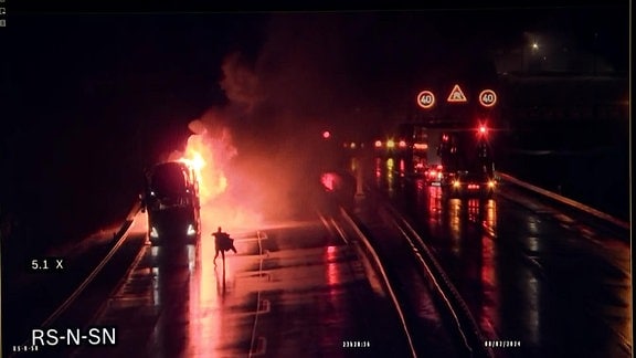 Ein Lkw-Fahrer ist samt brennendem Anhänger sechs Kilometer weit durch den Rennsteigtunnel gefahren. 