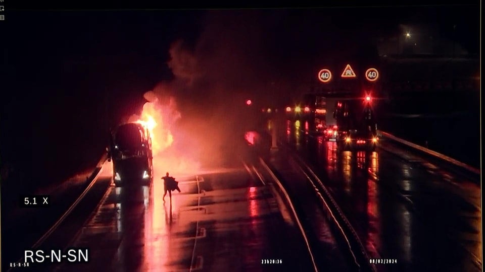 Catastrophe dans le tunnel de Rennsteig probablement évitée : un homme sort du tunnel avec un camion en feu