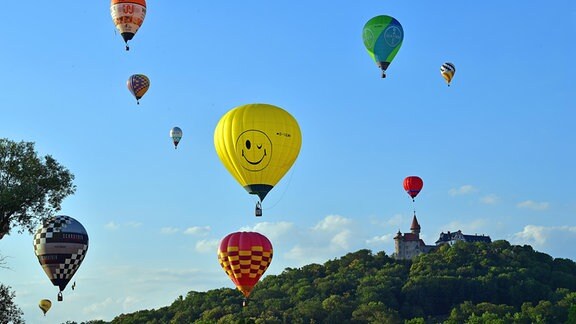 Ballons fahren bei der 24. Thüringer Montgolfiade über die Heldburg