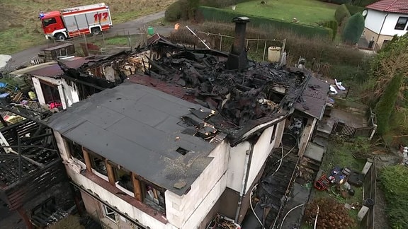Ein Wohnhaus ist nach einem Brand stark beschädigt