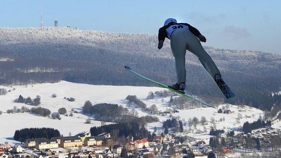 Ein Skispringer in der Luft.