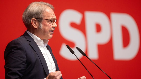 Thüringens SPD-Chef Georg Maier steht am Rednerpult und hält eine Rede.