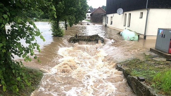 Eine überflutete Straße in Gerthausen