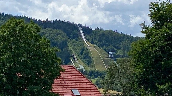 Eine Skisprungschanze auf einem Hügel.