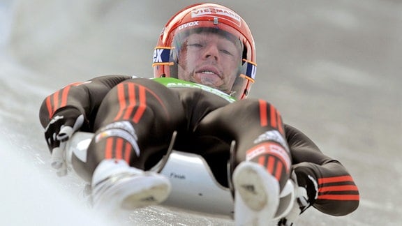 Der deutsche Rodler Jan Eichhorn fährt am Donnerstag (29.12.2011) bei den deutschen Meisterschaften im sächsischen Altenberg zum zweiten Rang.