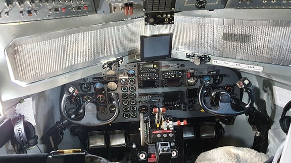 Blick ins Cockpit des Messflugzeugs