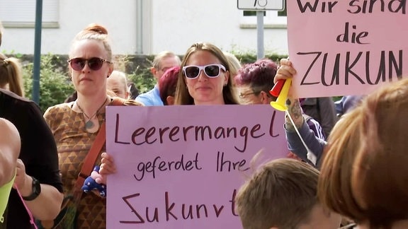 Eltern und Kinder protestieren gegen den Lehrermangel an ihrer Schule in Wernshausen.