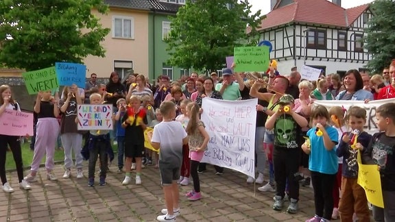 Eltern und Kinder protestieren gegen den Lehrermangel an ihrer Schule in Wernshausen.