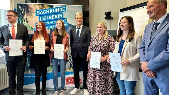 Junge Lehrerinnen bei ihrer Verbeamtung im Südthüringer Schulamt.