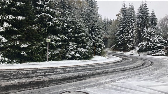 Es zeigt eine Straße bei Oberhof von Schnee bedeckt. 