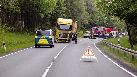 Polizeifahrzeug, Lkw und weitere Fahrzeuge an einer Unfallstelle zwischen Oberhof und Zella-Mehlis 