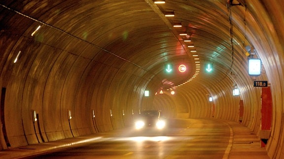 Ein Auto mit Scheinwerferlicht kommt im Rennsteigtunnel entgegen.