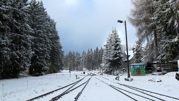 Bahngleise im Schnee.