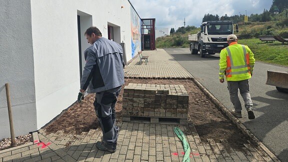 Zwei Baurbeiter auf einer Baustelle