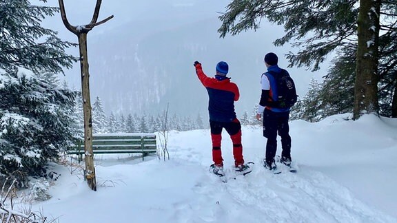 Zwei Skifahrer im Schnee