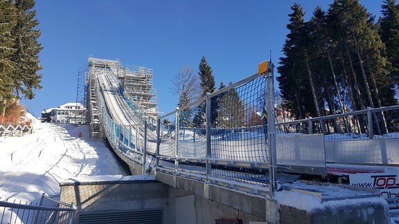 Neu eingeweihte Jugend-Skisprung-Schanze am Wadeberg bei Oberhof.