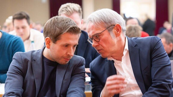 Kevin Kühnert und Georg Maier sprechen beim Landesparteitag der SPD Thüringen miteinander. 