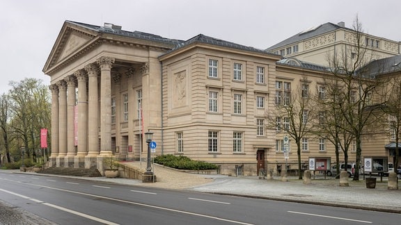 Das Meininger Staatstheater: Ein prunkvolles Gebäude mit Säulen vor dem Eingang