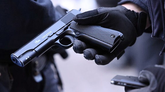 Polizisten fanden diese Softair Schusswaffe in der Tasche einer kontrollierten Person bei einer Polizeikontrolle. 