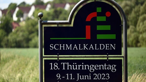 Eine Informationstafel am Eingang zur Stadt erinnert an den bevorstehenden Thüringentag. 