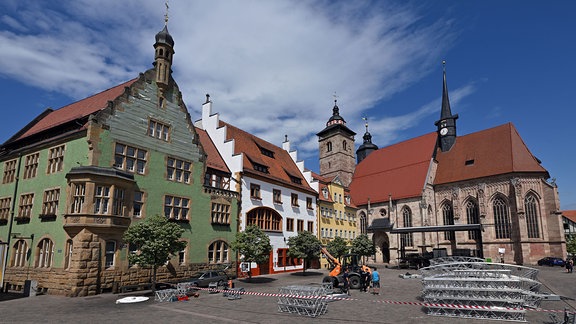 Eine Bühne für den bevorstehenden Thüringentag wird auf dem Markt vor dem historischen Rathaus und der Stadtkirche Sankt Georg aufgebaut.