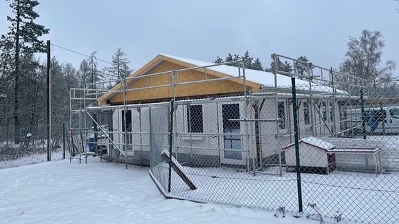 Neubau eingekleidet in Gerüst im Winter