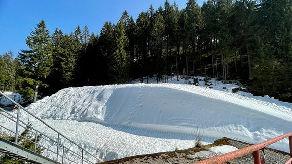 Schneedepot an der Skisprungschanze am Kanzlergrund - hier lagert der Schnee im Sommer unter einem Isolationsvlies