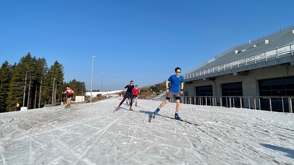 Sportgruppe auf Ski beim Training im Biathlonstadion Oberhof 