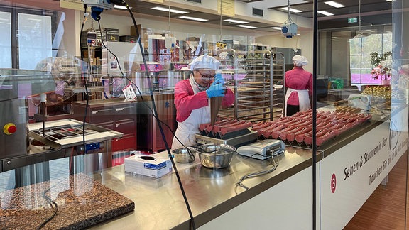 Mitarbeiterinnen in der Produktionsstätte des Süßwarenhersteller Viba