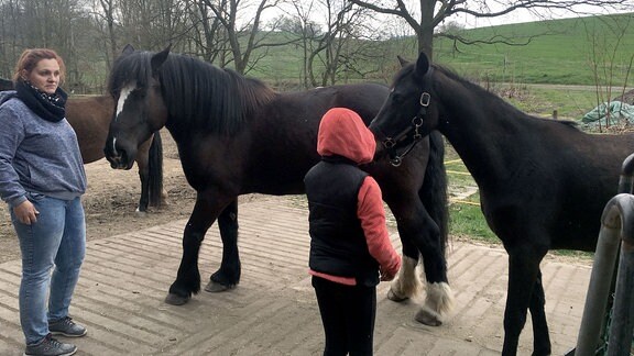 Steffi Rossmann neben ihrer Tochter auf ihrem Pferdehof in Springstille.