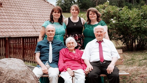 Lieselotte und Alfred Wintruff mit ihrem Sohn und den drei Enkelinnen