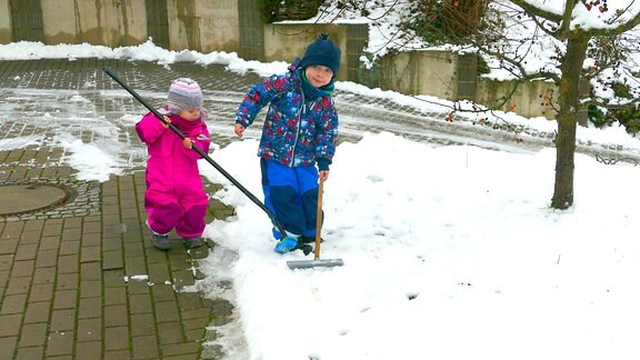 Kinder schippen Schnee
