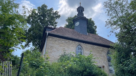 Kirche mit Kirchturm aus der Froschperspektive
