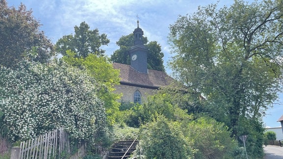 Eine Treppe führt von einer Straße zu einer Kirche