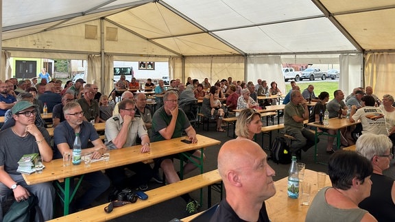 Menschen in einem großen Zelt.