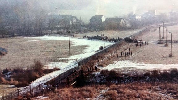 Altes Foto von Grenzverlauf in winterlicher Landschaft