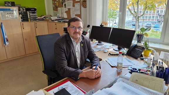 Uwe Scheler, Bürgermeister von Neuhaus am Rennweg sitzt an seinem Schreibtisch