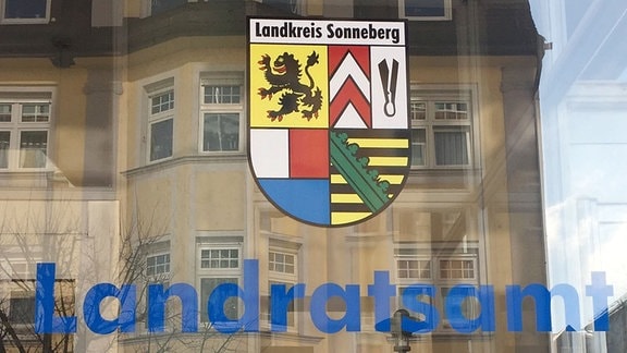 Wappen des Landkreises Sonneberg am Landratsamt. 