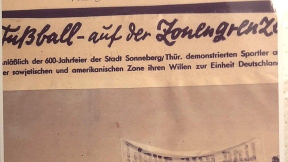 Zeitungsausschnitt der Berliner Illustrierten (4. Augustheft) von 1949 über das Fußballspiel Eintracht Sonneberg gegen den VfL Neustadt auf Zonengrenze