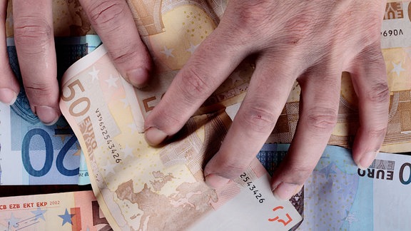 Illustration - Schmutzige Hände greifen nach Euro-Banknoten