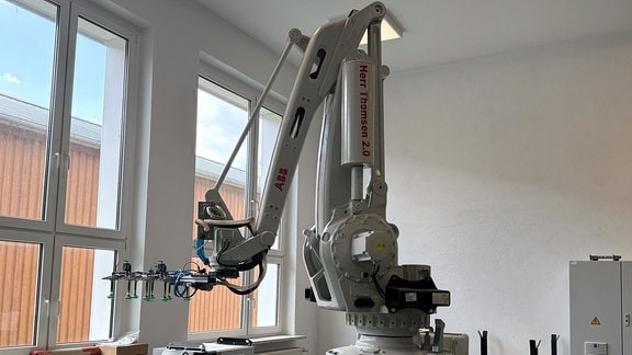 Ein Roboterarm in einem Raum.