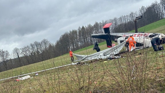 Ein abgestürzter Hubschrauber auf einem Feld