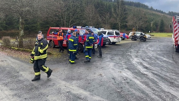 Feuerwehrleute bei der Suche nach einem Vermissten